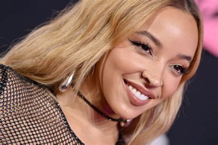 Tinashe Flexes Nearly-Nude VMAs Look
