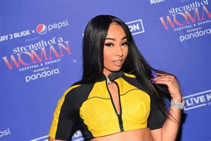 Rubi Rose Throws It Back For Security At Concert, Flaunts Her Fresh Face Card