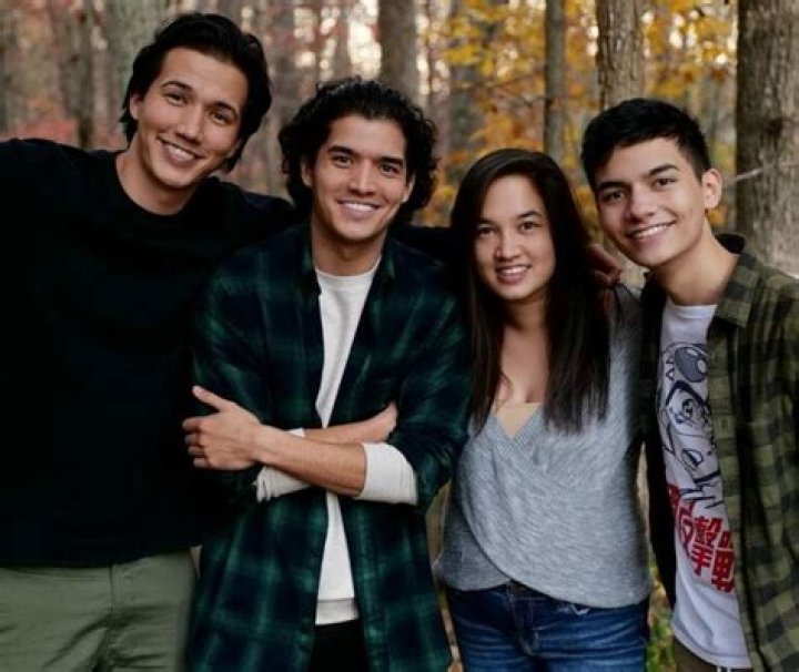 Aaron Burriss (YouTube Star) - Age, Birthday, Bio, Facts, Family, Net Worth, Height & More