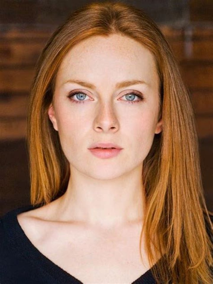 Alex Paxton-Beesley Biography, Age, Height, Husband, Net Worth, Family