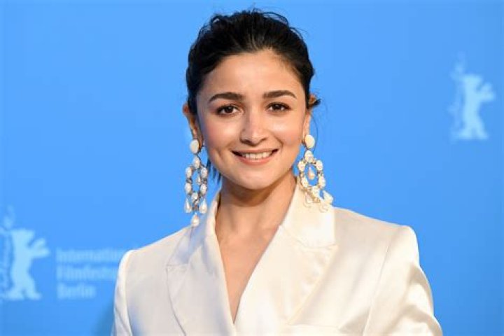 Alia Bhatt Biography, Age, Height, Husband, Net Worth, Family