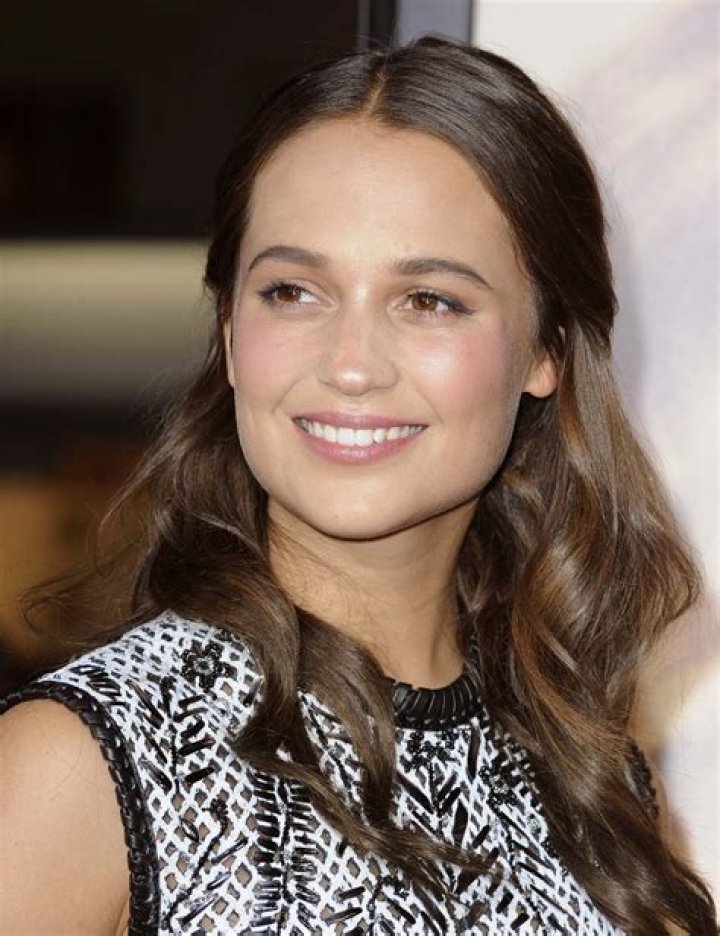 How tall is Alicia Vikander