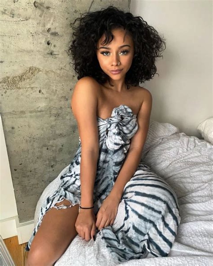 Alix Lapri Height, Weight, Net Worth, Age, Birthday, Wikipedia, Who, Nationality, Biography