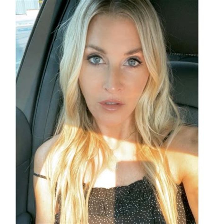 Allison Dunbar (TV Actress) - Age, Birthday, Bio, Facts, Family, Net Worth, Height & More