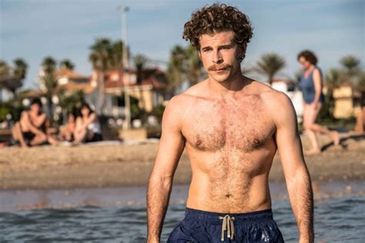 Álvaro Cervantes Biography, Age, Height, Wife, Net Worth, Family