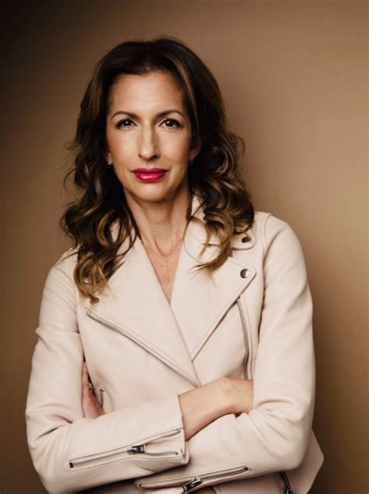 How tall is Alysia Reiner