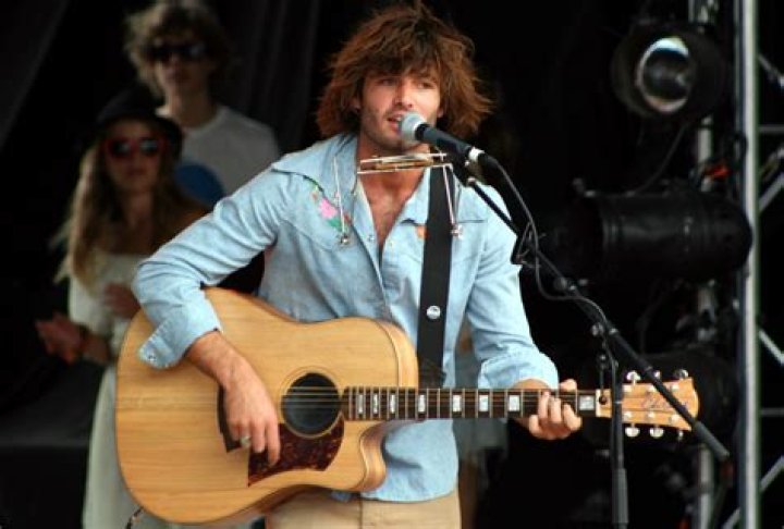 Angus Stone (Folk Singer) - Age, Birthday, Bio, Facts, Family, Net Worth, Height & More