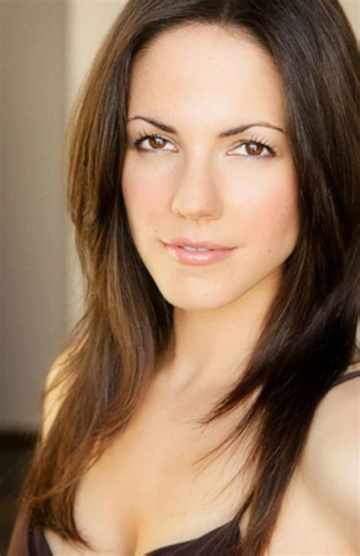 Anna Silk (TV Actress) - Age, Birthday, Bio, Facts, Family, Net Worth, Height & More