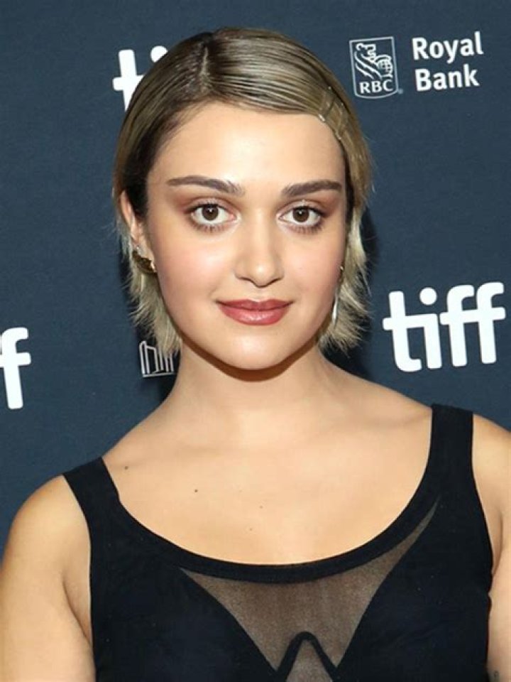 Ariela Barer Biography, Age, Height, Husband, Net Worth, Family