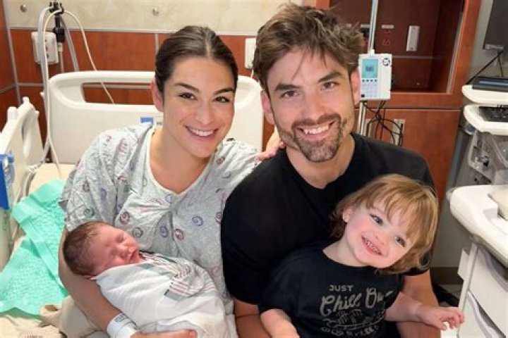 Ashley Iaconetti Biography, Age, Height, Husband, Net Worth, Family