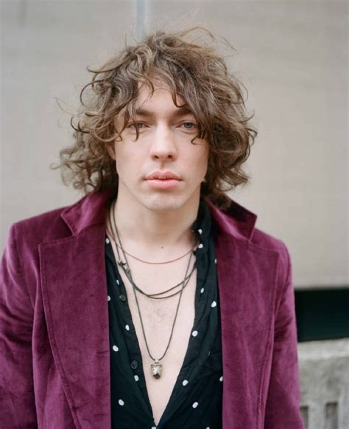 Barns Courtney (Pop Singer) - Age, Birthday, Bio, Facts, Family, Net Worth, Height & More