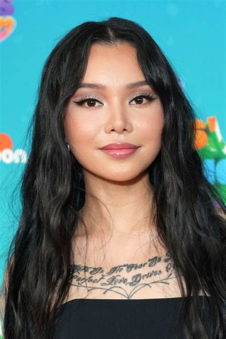 Who is Bella Poarch? Biography, Wiki, Height, Weight, Age, Net worth, Boyfriend, Parents & More