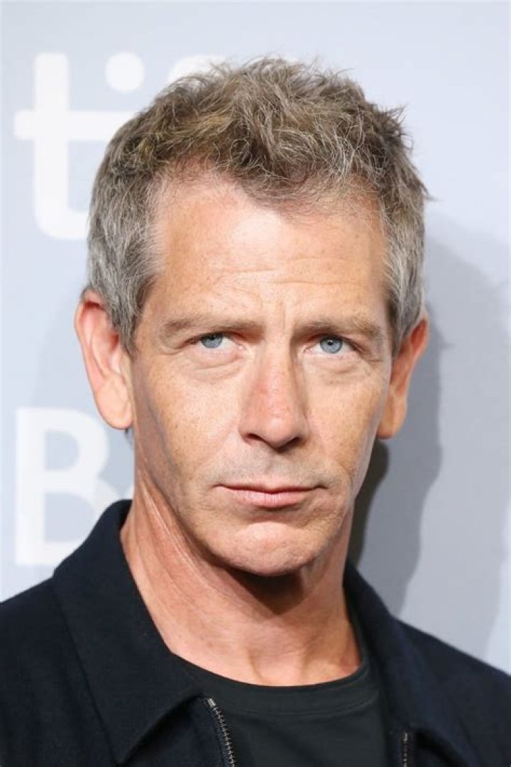 How tall is Ben Mendelsohn