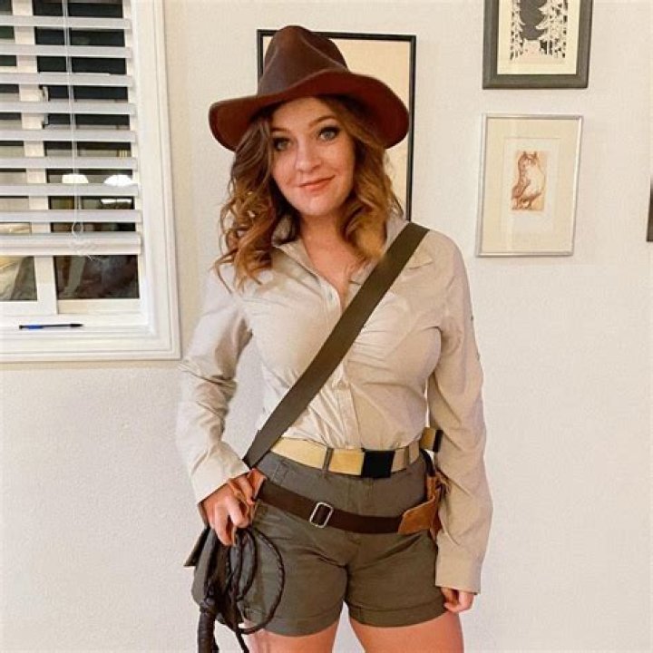 Blaine Saunders (TV Actress) - Age, Birthday, Bio, Facts, Family, Net Worth, Height & More