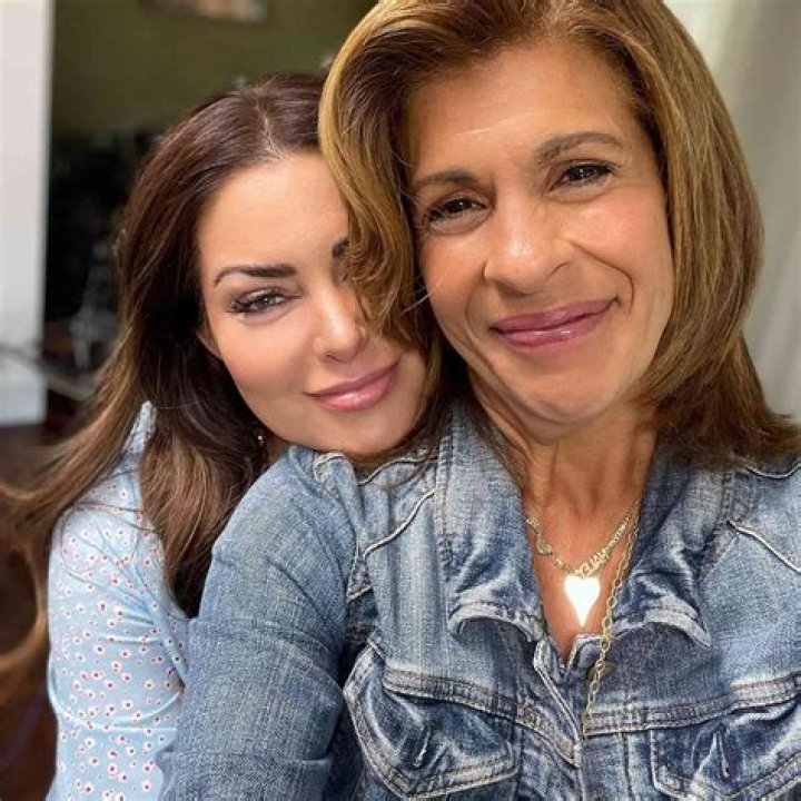 Bobbie Thomas (TV Show Host) - Age, Birthday, Bio, Facts, Family, Net Worth, Height & More