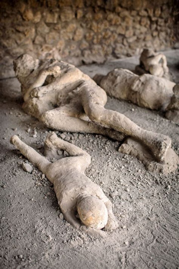 39 Agonizing Photos Of Pompeii's Bodies Frozen In Time