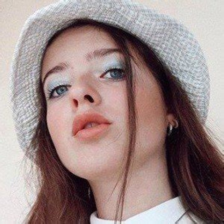 Carlota Moon (YouTube Star) - Age, Birthday, Bio, Facts, Family, Net Worth, Height & More