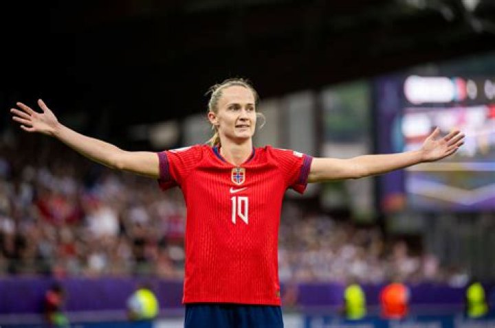 Caroline Graham Hansen (Soccer Player) - العمر ، تاريخ الميلاد ، السيرة الذاتية ، الحقائق ، الأسرة ، صافي الثروة ، الطول والمزيد