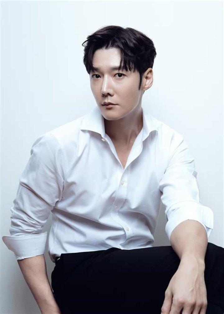 Choi Jin-hyuk Biography, Age, Height, Wife, Net Worth, Family
