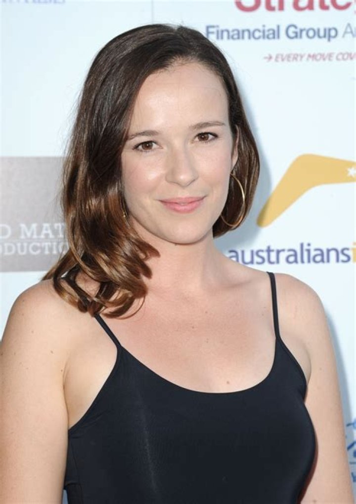 Claire van der Boom (TV Actress) - Age, Birthday, Bio, Facts, Family, Net Worth, Height & More