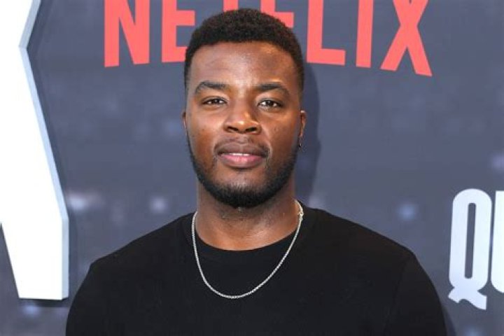 How tall is Daniel Ezra