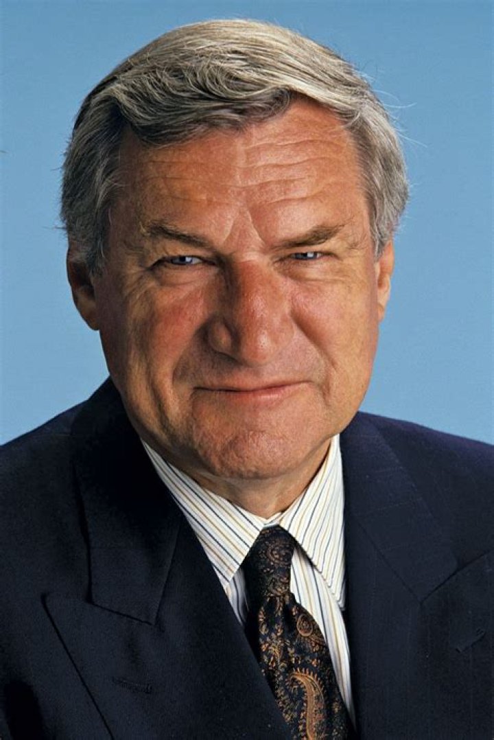 Dean Smith (Basketball Coach) - Age, Birthday, Bio, Facts, Family, Net Worth, Height & More