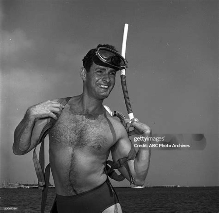 Edson Stroll (TV Actor) - Age, Birthday, Bio, Facts, Family, Net Worth, Height & More