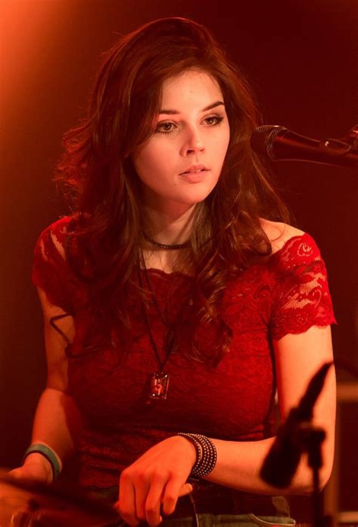 Elise Trouw (Pop Singer) - Age, Birthday, Bio, Facts, Family, Net Worth, Height & More
