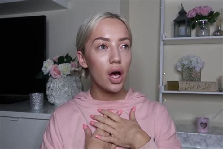 Elle Darby Bio | Age, Wiki, Net worth, Bio, Height, Eye Surgery, Boyfriend|