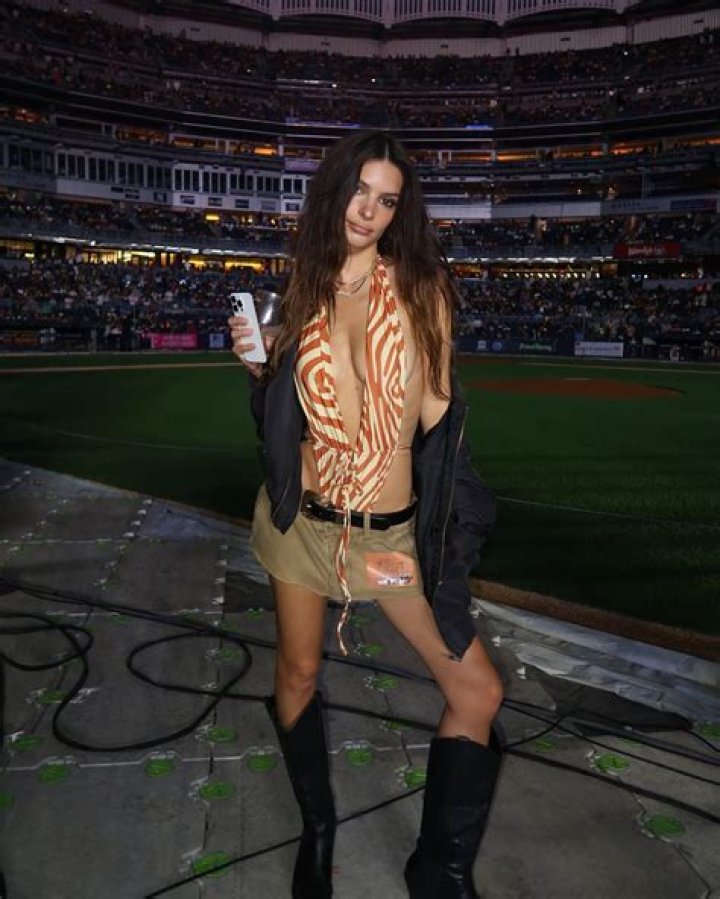 Emily Ratajkowski Flaunts Her ‘Bad Bunny Battle Wounds’ While Filming Naked: Photo