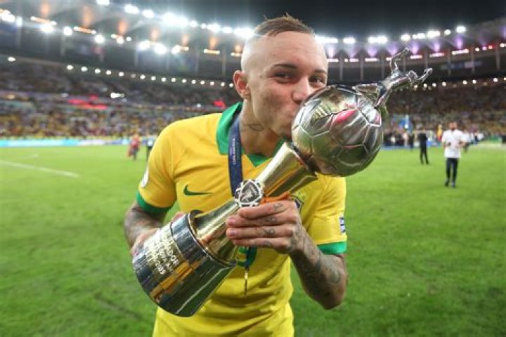 Everton Soares – Celebsgraphy
