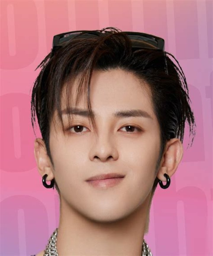 Fu Long Fei (Pop Singer) - Age, Birthday, Bio, Facts, Family, Net Worth, Height & More