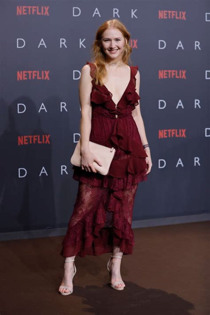 How tall is Gina Stiebitz