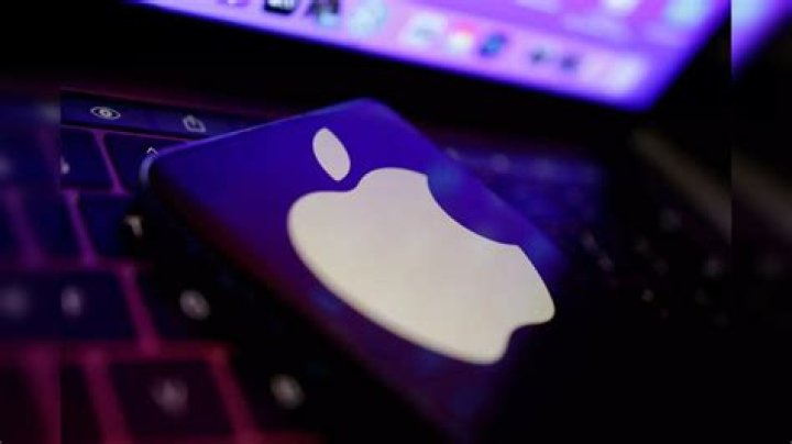 
Global phone sales decline again, Apple garners max profits 