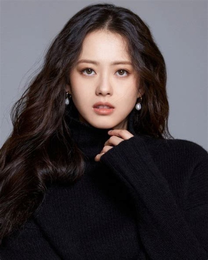 Go Ara Biography, Age, Height, Husband, Net Worth, Family