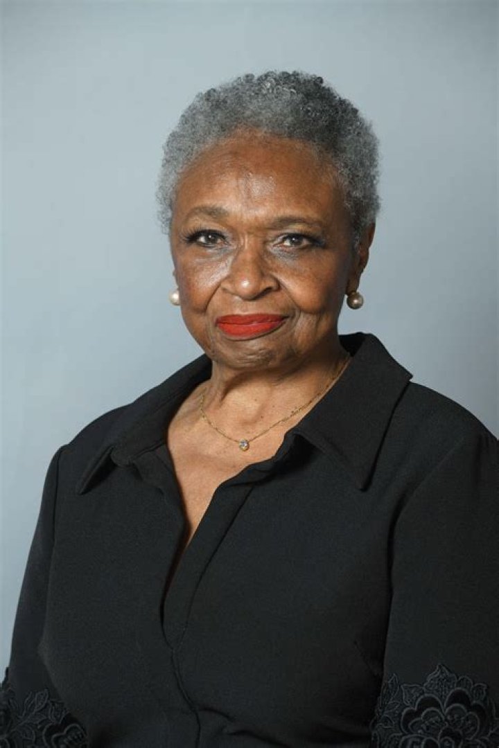 Hattie Winston (TV Actress) - Age, Birthday, Bio, Facts, Family, Net Worth, Height & More