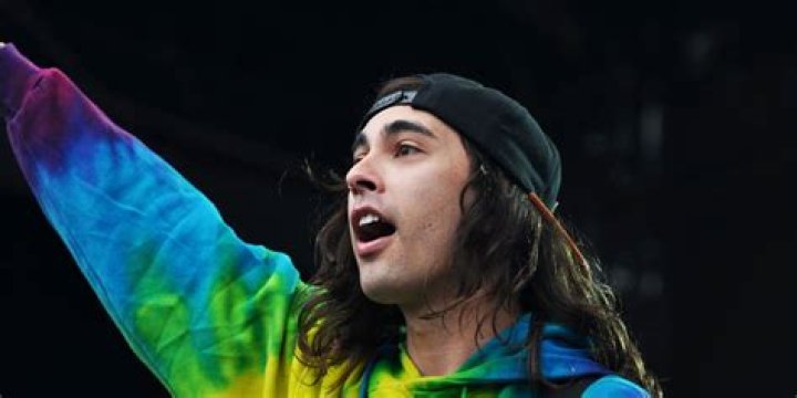 How old is Vic Fuentes? Age, Girlfriend, Height, Net Worth, Bio