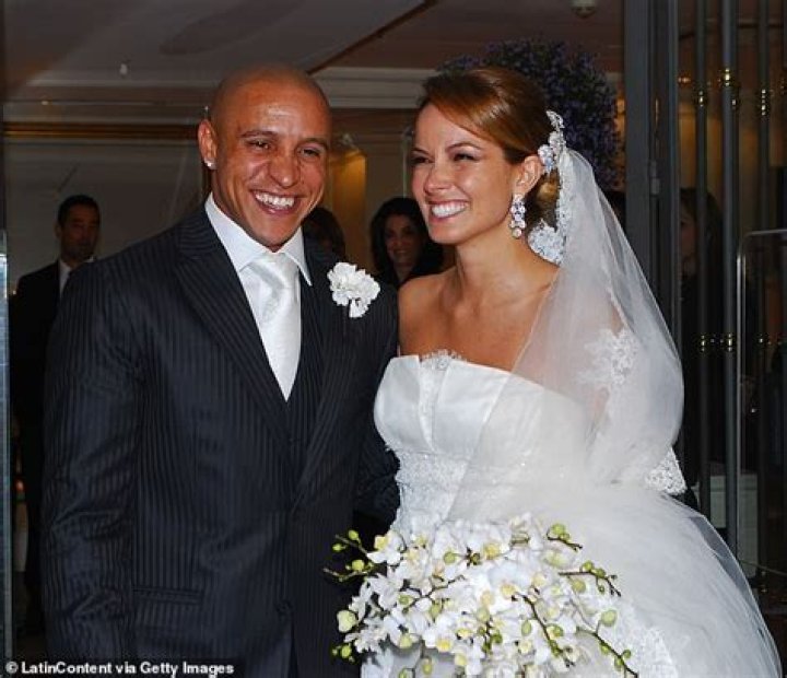 
Is Alex Oliveira UFC Married? Wife And Family – Mariana Cassiano Divorce Settlement 