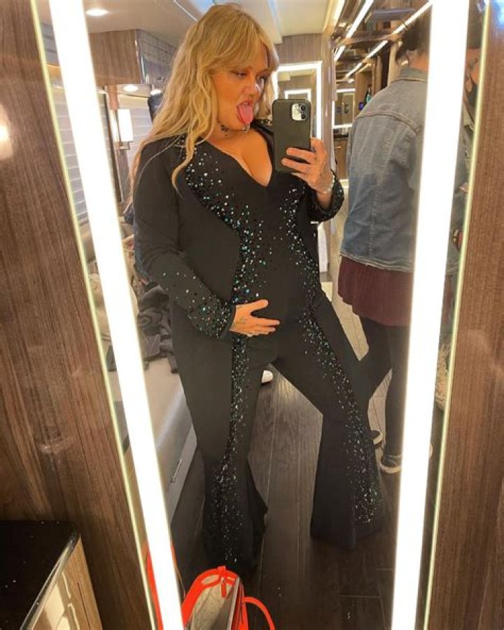 Country Singer Elle King Flaunts Baby Bump During 2021 ACM Awards: ‘Me and This Baby Are Ready’
