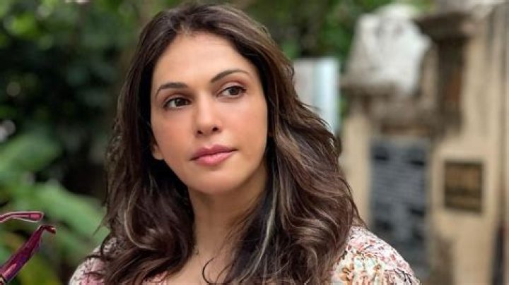 Isha Koppikar Biography, Age, Height, Husband, Net Worth, Family