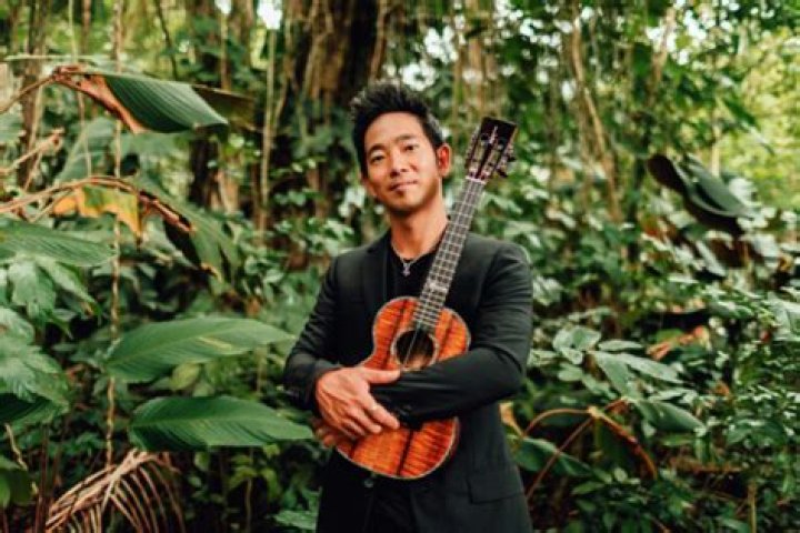 Jake Shimabukuro biografía, edad, altura, esposo, net worth, familia