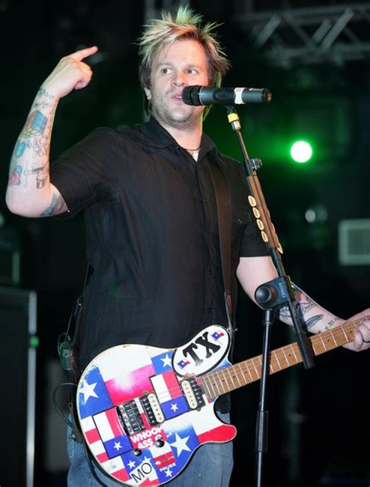 Jaret Reddick (Rock Singer) - Age, Birthday, Bio, Facts, Family, Net Worth, Height & More