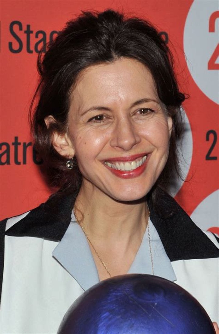 Jessica Hecht (Stage Actress) - Age, Birthday, Bio, Facts, Family, Net Worth, Height & More