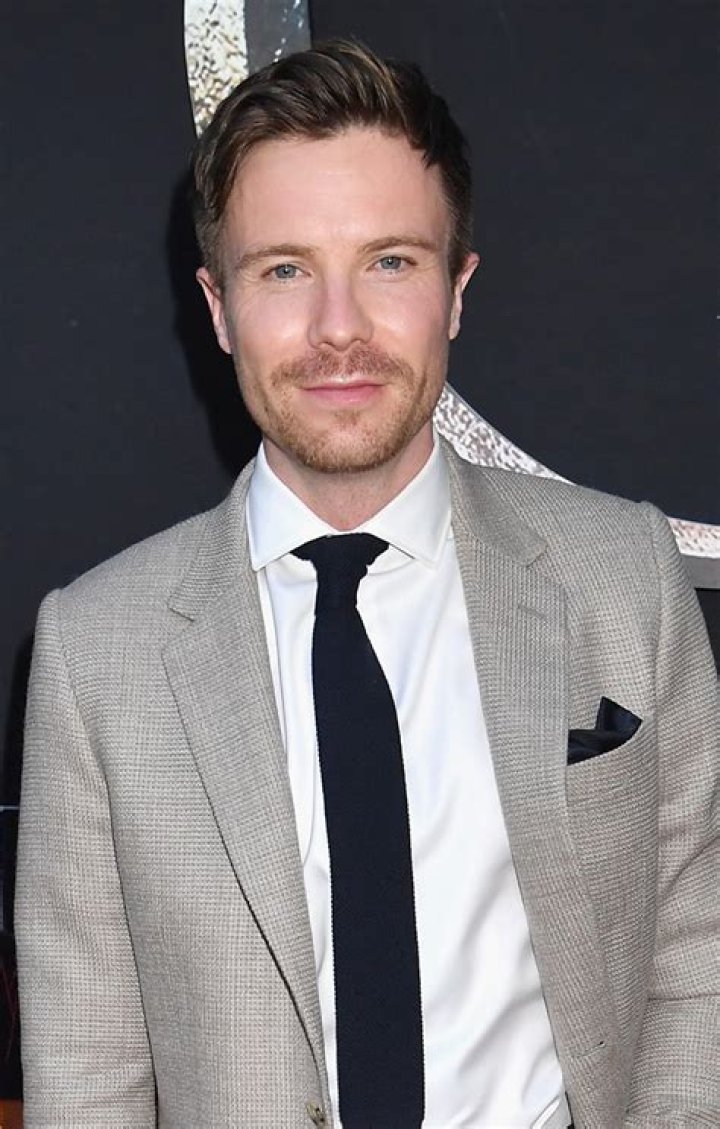 Joe Dempsie Wiki, Height, Age, Dating, Girlfriend, Is He Gay?