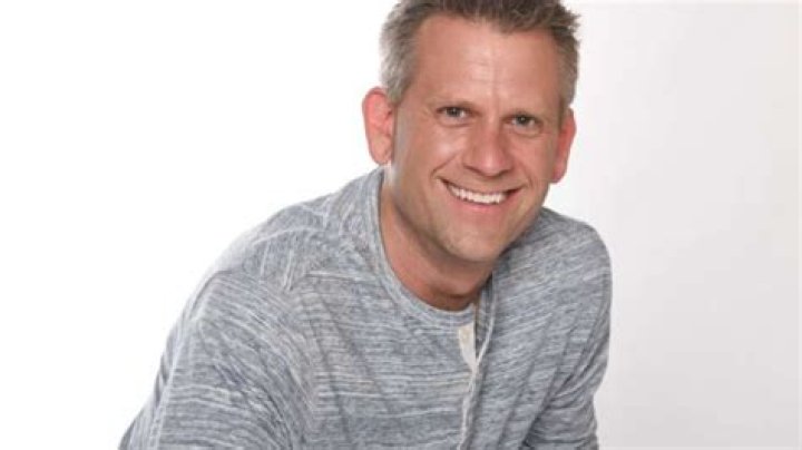 John Brenkus biografía, edad, altura, esposo, net worth, familia