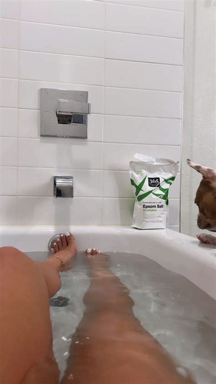 Kendall Jenner Makes Fun of Her ‘Alien Hand’ in New Naked Bathtub Selfies, and TBH We Didn’t Even Notice