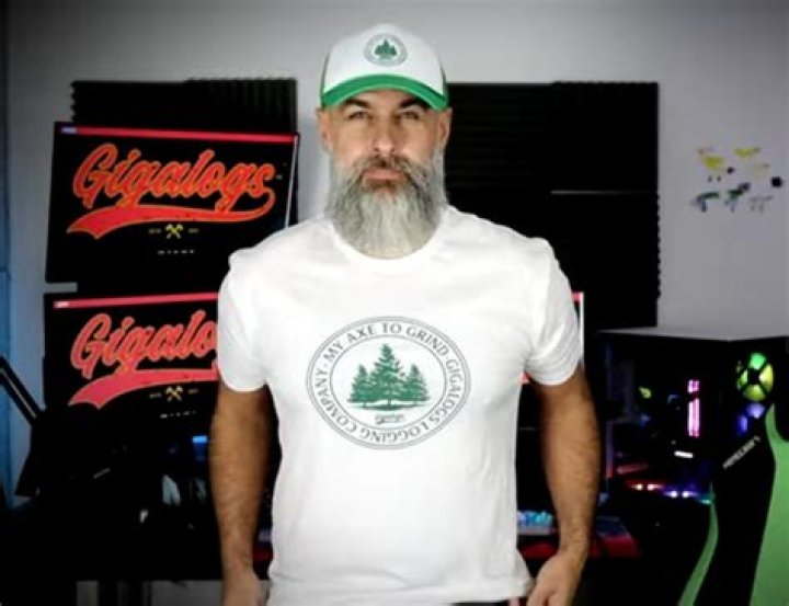 Keralis (YouTube Star) - Age, Birthday, Bio, Facts, Family, Net Worth, Height & More