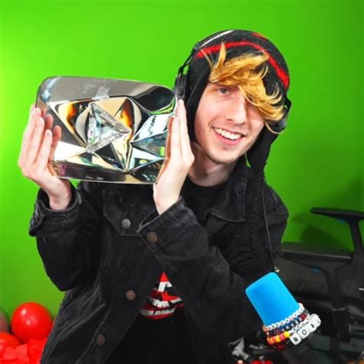 KreekCraft (YouTube Star) - Age, Birthday, Bio, Facts, Family, Net Worth, Height & More