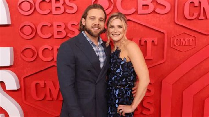 
Lexi Thieriot’s biography : Max Thieriot Dating Rumors 