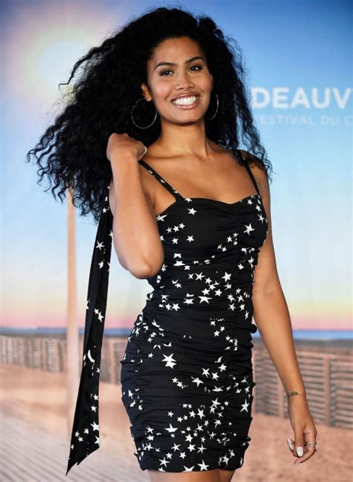 Leyna Bloom (Model) - Age, Birthday, Bio, Facts, Family, Net Worth, Height & More